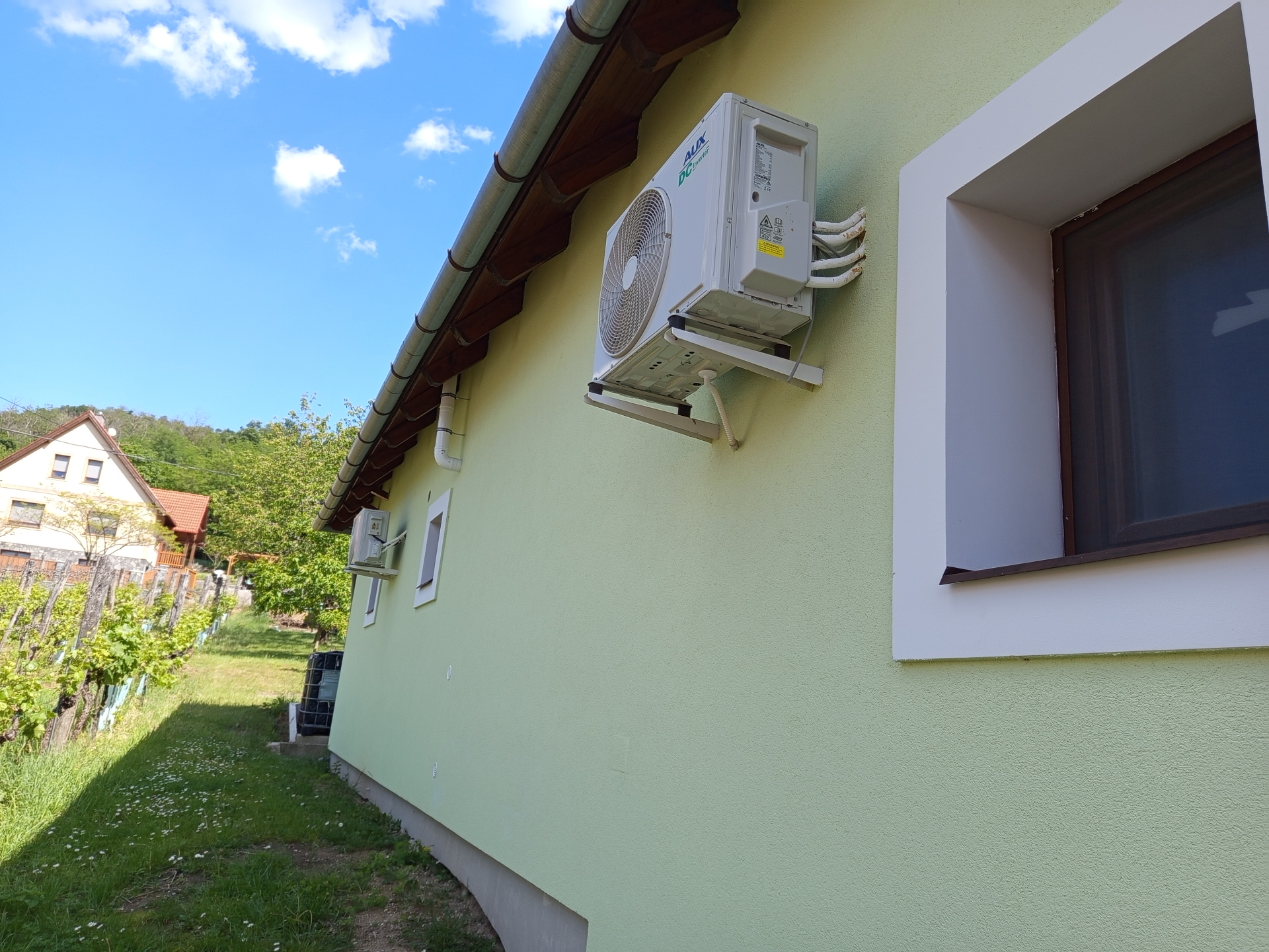 AUX kültéri klíma egység családi ház falán